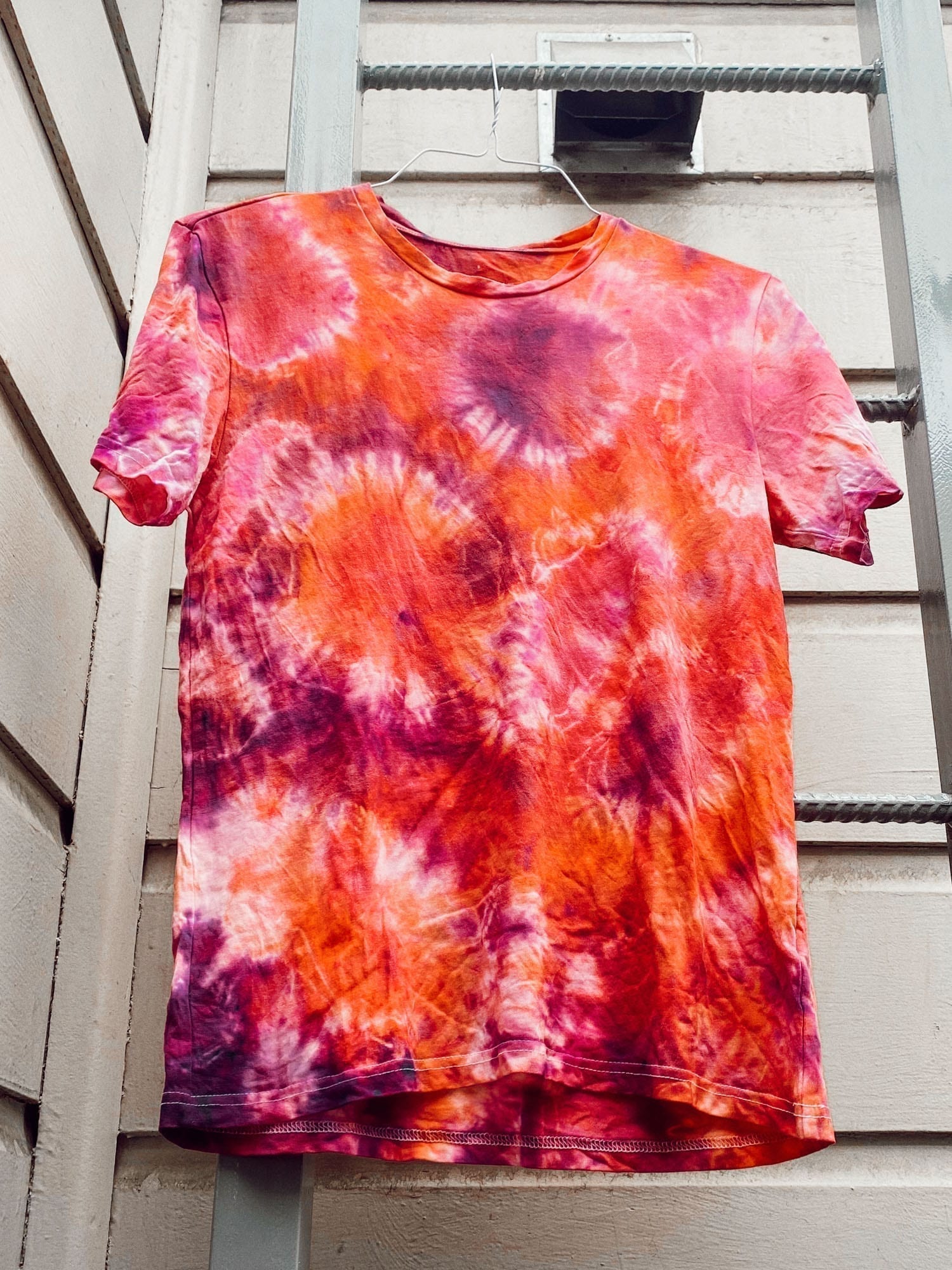 tie dying shirts with food coloring